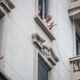 A vida à varanda e nas janelas durante a quarentena à volta do mundo