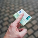 Empresas que aderiram ao lay-off começam a receber os apoios a partir de hoje