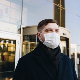 Usar máscara, medir a febre e dizer o destino de férias? O regresso ao escritório no pós-Covid