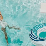 Como cuidar dos espaços exteriores da casa: do deck de madeira ao interior da piscina