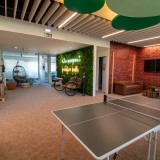 Os novos escritórios da PHC Software no Porto têm mesa de ping-pong e até um banco de jardim