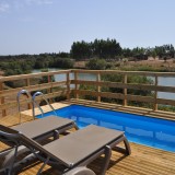 Investir em tempos de Covid-19: há casas de madeira com piscina privativa à venda no Eco Resort Zmar