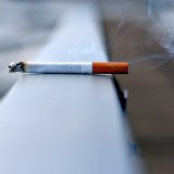 Atirar beatas de cigarros para o chão custa a partir de hoje entre 25 e 250 euros de multa