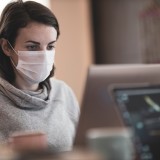 Máscara passa a ser obrigatória no local de trabalho a partir de hoje