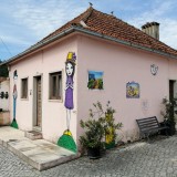 Há uma aldeia em Portugal com obras de artistas do mundo inteiro: bem-vindos a Barrenta