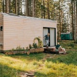 Uma casa pré-fabricada de madeira portátil perfeita para estar no campo