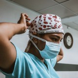 Hospitais lotados: cirurgias prioritárias adiadas para dar resposta a pico do contágios