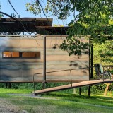 Uma minicasa pré-fabricada que se adapta a qualquer terreno e se integra na zona envolvente 