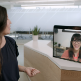 Escritórios híbridos: Zoom propõe rececionistas virtuais e reuniões controladas pelo telemóvel