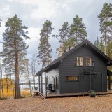 Uma casa pré-fabricada com sauna e jacuzzi para desfrutar da natureza na Finlândia