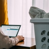 Pandemia faz “descarrilar conquistas de igualdade” e coloca maior pressão sobre as mulheres