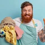 A psicologia por detrás da limpeza: por que é que arrumar e limpar a casa nos deixa tão felizes?