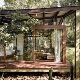 Uma casa pré-fabricada construída com papel reciclado em plena comunhão com a natureza