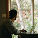 Teletrabalho obrigatório e desfasamento de horários mantêm-se até final do ano