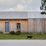 Esta casa pré-fabricada de estilo nórdico na Letónia esconde um jardim incrível 