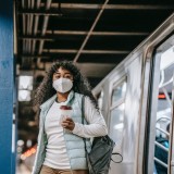 Vacinação permite “relaxar” no uso de máscara e distanciamento