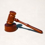 Credores podem travar em tribunal suspensão da venda/entrega de imóvel de insolventes - diploma