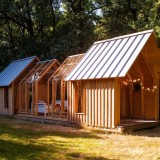 Uma casa pré-fabricada fácil de montar que permite mover as paredes para ganhar espaço