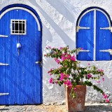 Casa com porta de madeira