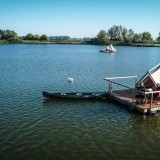 Férias alternativas: passar a noite em tendas no meio de um lago belga