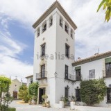 Viver um sonho num palacete do século XV com capela, piscina e jardins árabes