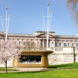 Assim é o pequeno e “curioso” quiosque às portas do Palácio de Buckingham