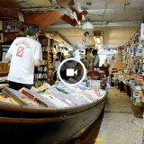 Visita à incrível livraria Acqua Alta de Veneza