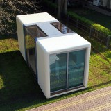 Esta minicasa pré-fabricada sobre rodas vende-se pronta a usar