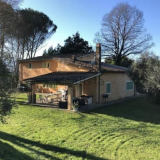 Ir viver para a Toscana? Esta casa de campo está à venda por 238 mil euros