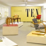 Exposição de móveis vintage reciclados