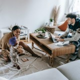 Trabalho híbrido? Melhora a produtividade, mas também a pressão