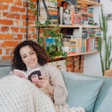 Decoração da casa com prateleiras e estantes