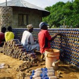 Casas ecológicas feitas com garrafas