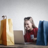 Mulher a fazer compras online