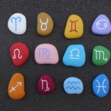 Pintar pedras da praia