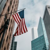 Inflação nos EUA alivia de máximos de 40 anos e abranda para 8,5%