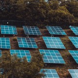 painéis solares fotovoltaicos em terreno