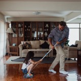 Limpar o pó com crianças