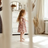 Mãe e filha na sala