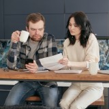 Casal a analisar contas