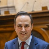 Medina revela que Governo dará apoio de 30 euros a famílias mais pobres