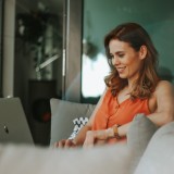 Mulher ao computador