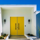 Porta de casa amarela