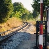 Construção de ferrovia obriga à demolição de casas