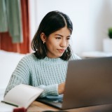 Rapariga ao computador