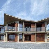 Casa de luxo com vista para o mar e com uma forma curiosa no Japão
