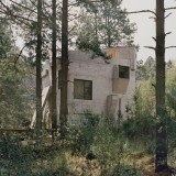 Uma casa de cimento que lembra as antigas fortalezas da selva mexicana