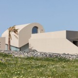 Esta casa de férias é feita cimento e tem vista para o Mediterrâneo