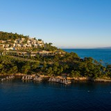 Vista general del complejo entre la naturaleza y frente al mar