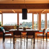 El diseño dio nueva vida a un balcón inutilizado, lo que permitió agrandar el espacio diáfano del salón-comedor, ofreciendo unas vistas inigualables de Silver Lake.